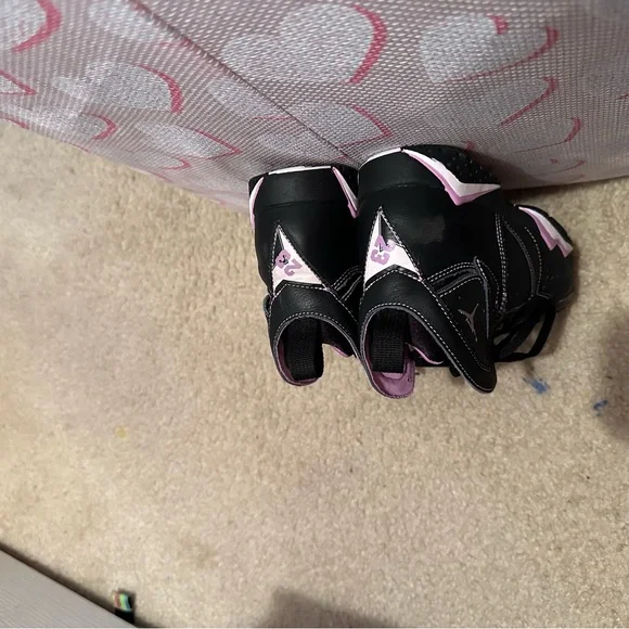 Jordan Kids Sneakers in Black and Pink - Picture 4 of 8
